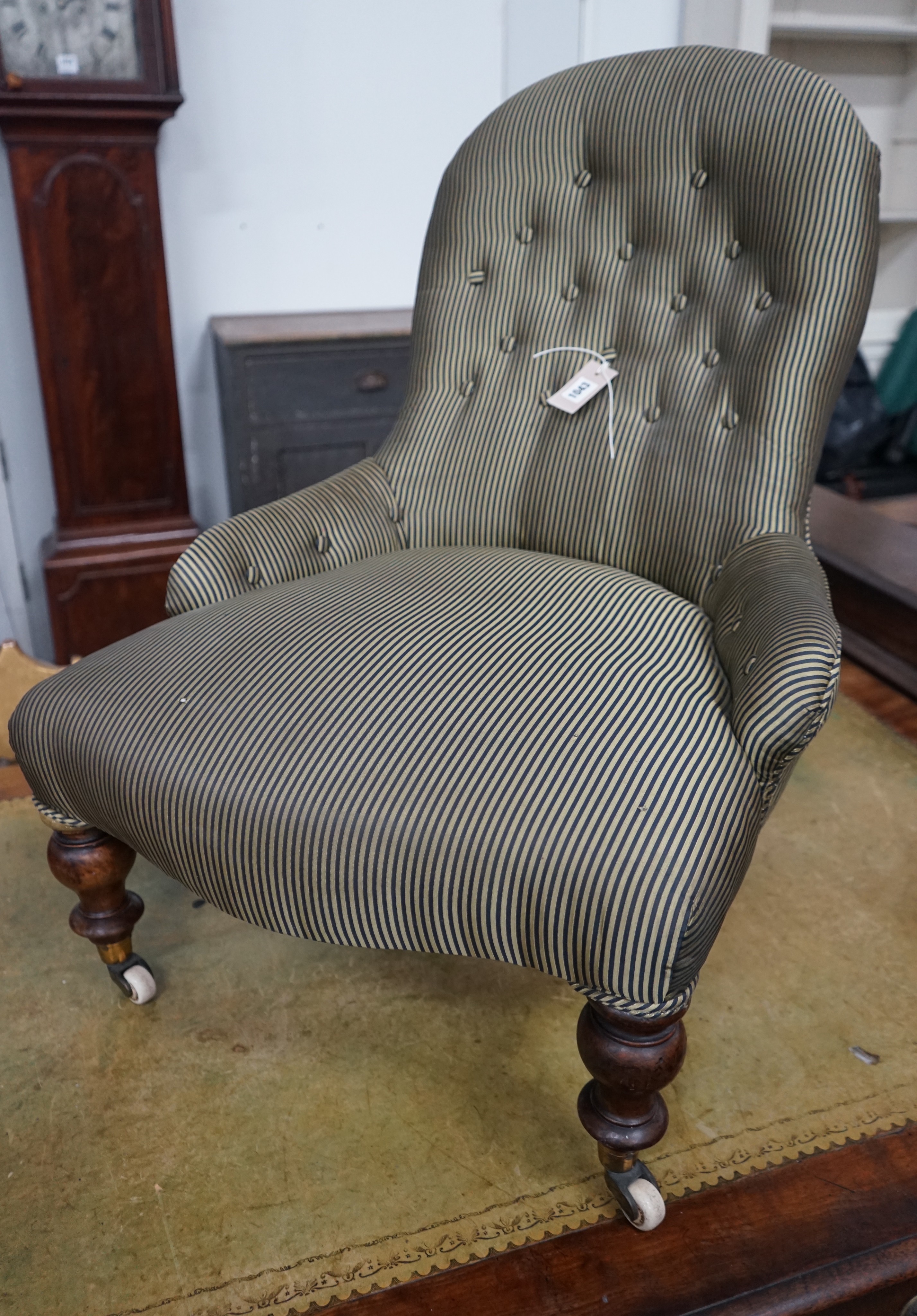 A Victorian spoonback nursing chair, height 79cm